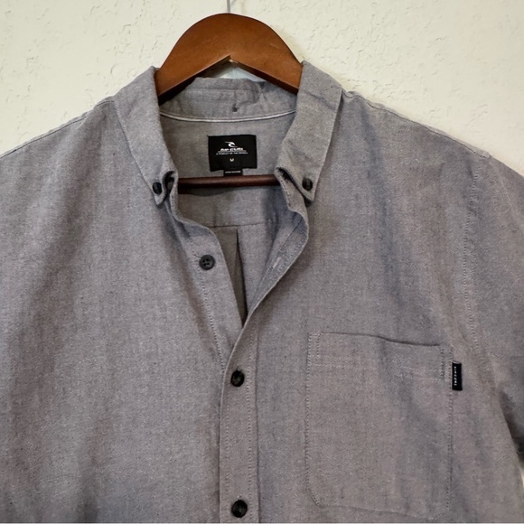 Men's Rip Curl Gray Casual Short Sleeve Button Down Shirt - Picture 3 of 9